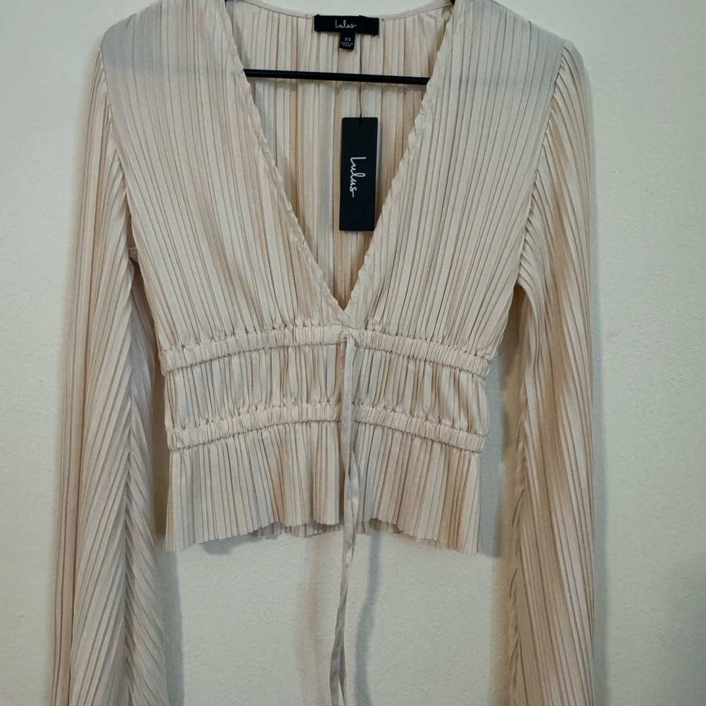 Lulu's Cream Pleated V-Neck Tie-Front Crop Blouse